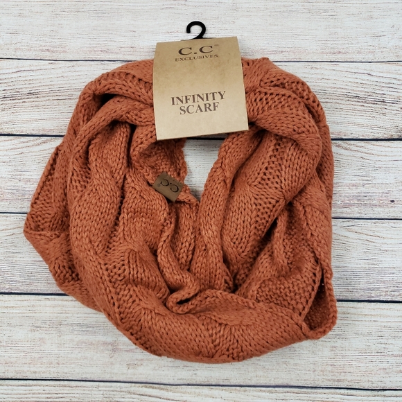 Solid cable knit C.C infinity scarf - Picture 2 of 3